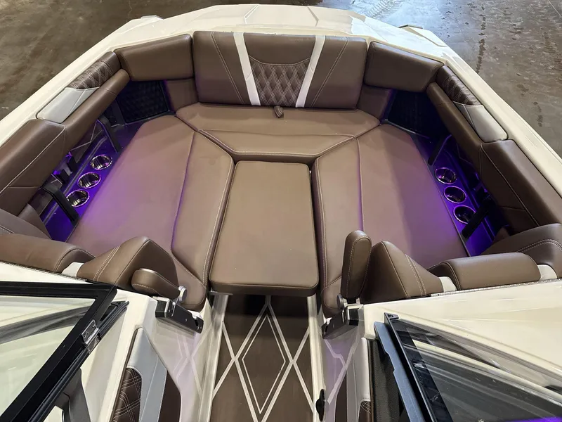 Slide: The Image of Malibu M242 2025 - 8