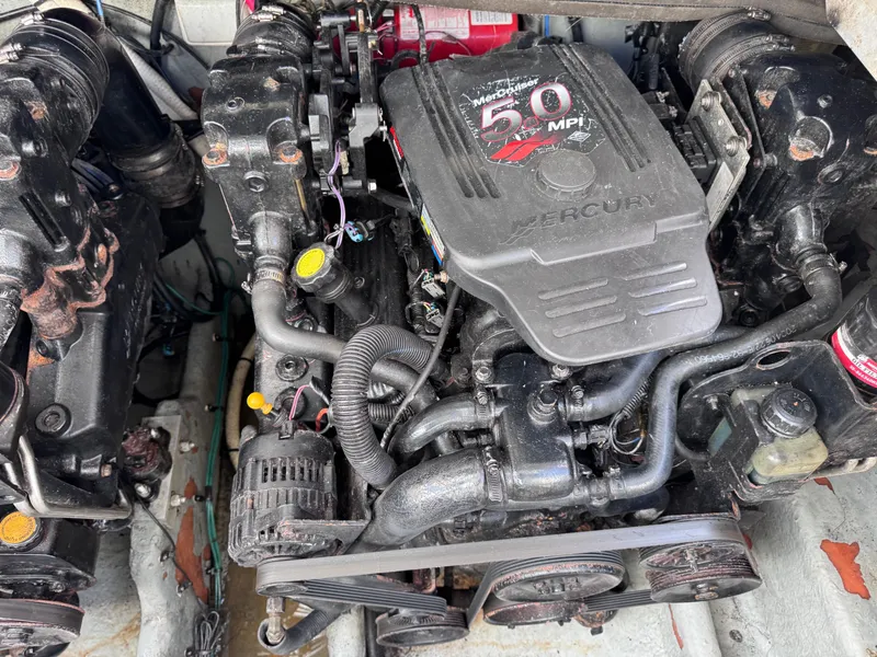 Slide: The Image of Engine compartment of a 2004 Sea Ray 290 Amberjack with MerCruiser 5.0 MPI engine. - 14