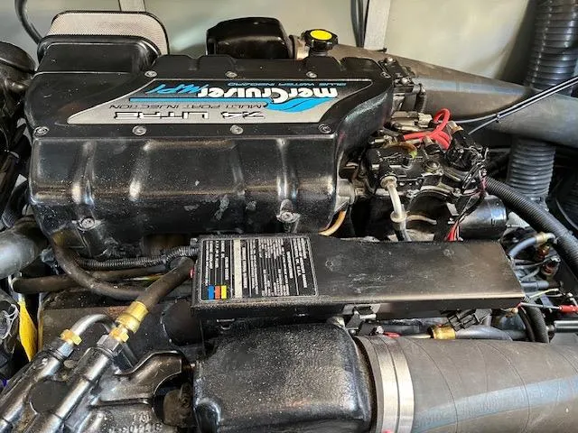 Slide: The Image of 1997 Sea Ray 400 Sedan Bridge engine, featuring a MerCruiser V8 motor. - 24