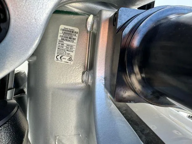 Slide: The Image of Cobalt R8 Outboard 2023 - 55