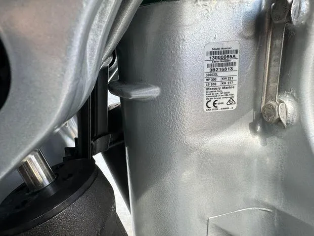 Slide: The Image of Cobalt R8 Outboard 2023 - 56