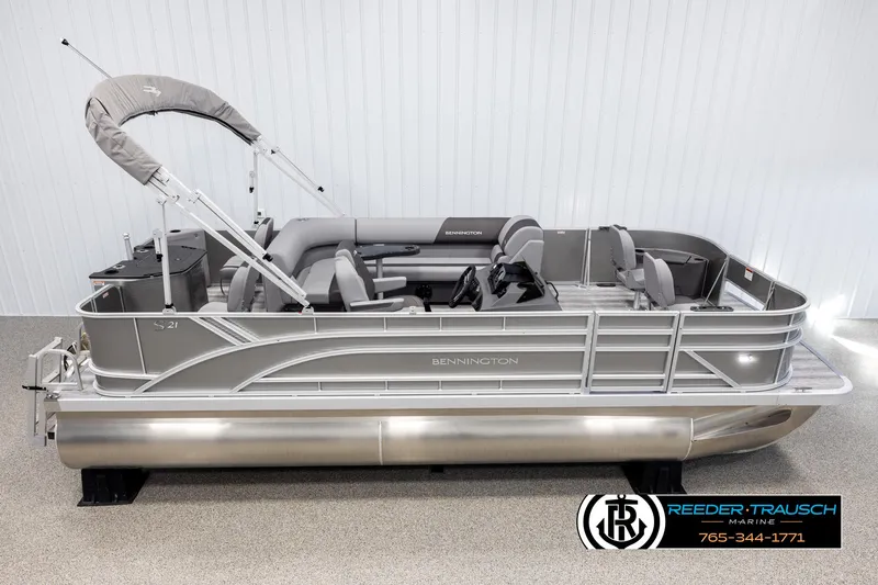 The Image of 2025 Bennington 21 SFSE pontoon boat with sleek design and comfortable seating. - 1