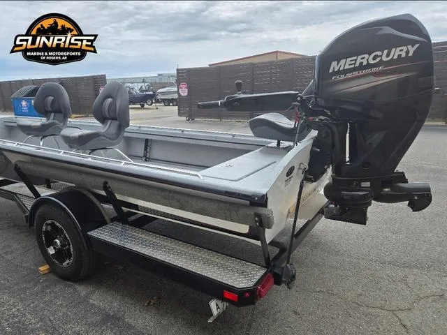 Slide: The Image of 2018 Supreme 207XP boat on trailer at Sunrise Marine & Motorsports. - 26