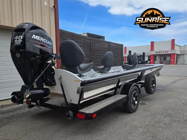 Slide: The Image of 2018 Supreme 207XP boat on trailer at Sunrise Marine & Motorsports. - 27
