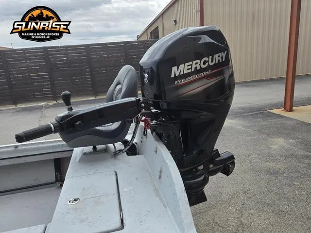 Slide: The Image of 2018 Supreme 207XP boat with Mercury outboard motor, displayed at Sunrise Marine & Motorsports. - 31