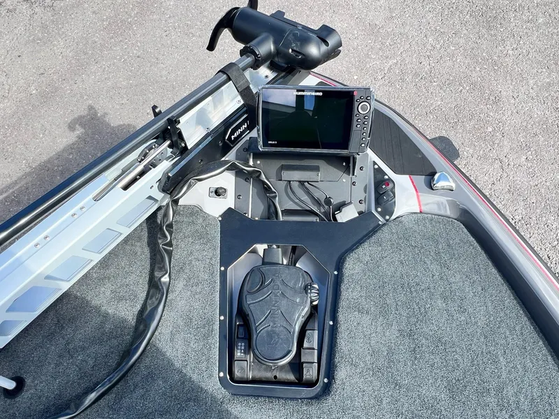 Slide: The Image of Skeeter ZXR 21 boat dashboard with Humminbird electronics and Minn Kota foot pedal, 2025 model. - 33