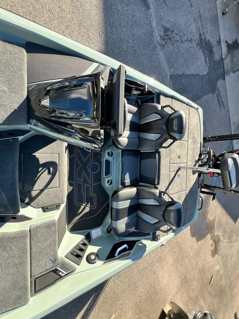 Slide: The Image of Skeeter FXR20 Apex 2025 - 17