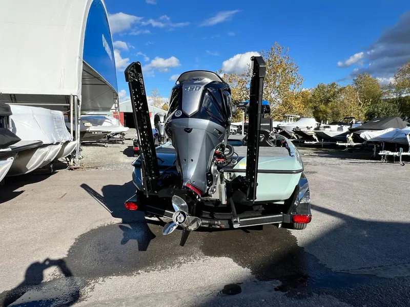 Slide: The Image of Skeeter FXR20 Apex 2025 - 18