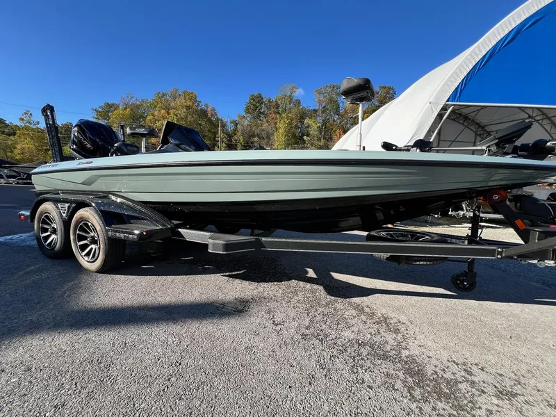 Slide: The Image of Skeeter FXR20 Apex 2025 - 30