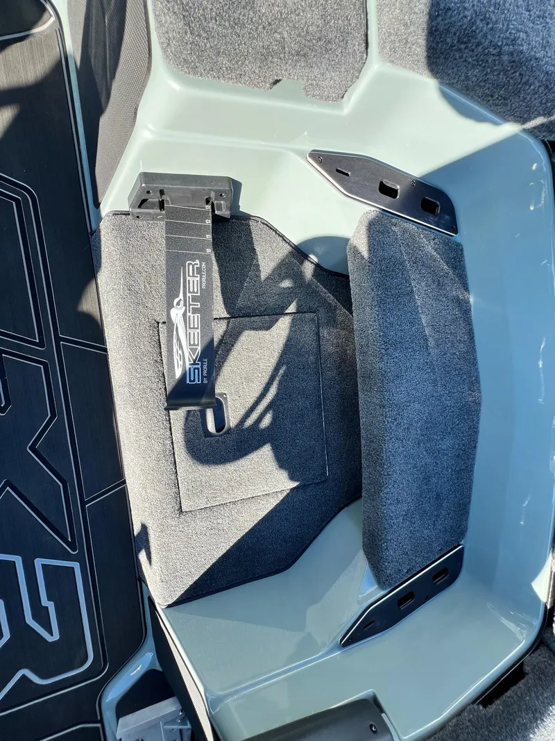 Slide: The Image of Skeeter FXR20 Apex 2025 - 48