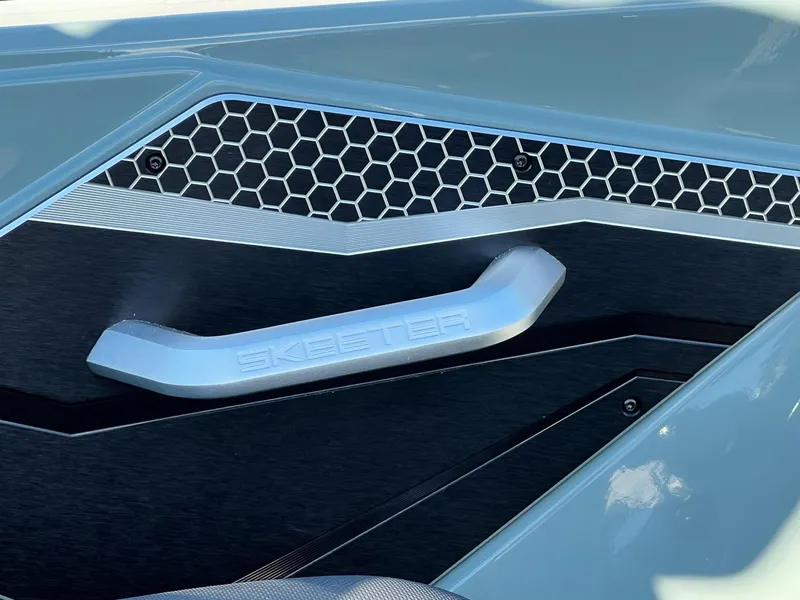 Slide: The Image of Skeeter FXR20 Apex 2025 - 5