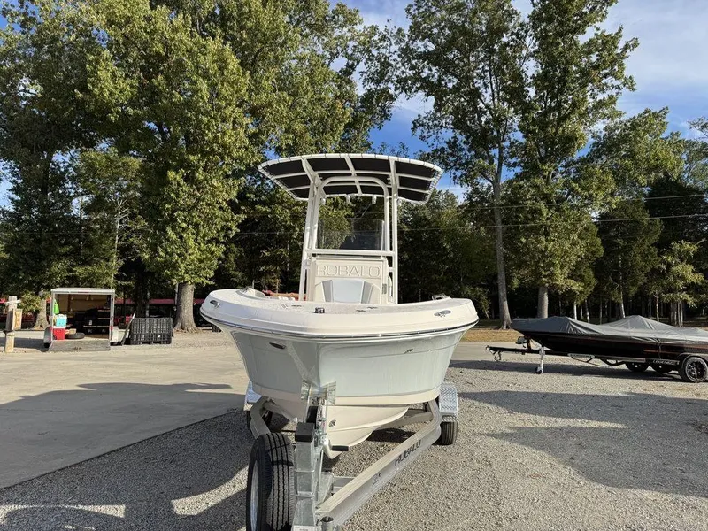 Slide: The Image of Robalo R180 Center Console 2025 - 4