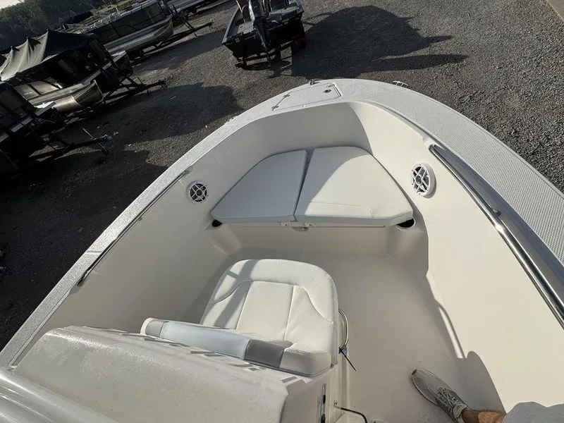 Slide: The Image of Robalo R180 Center Console 2025 - 6