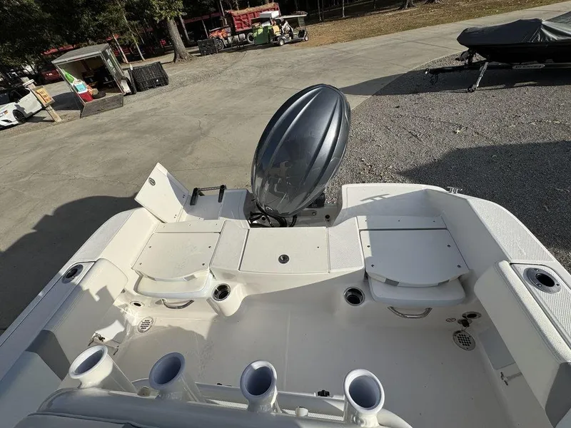 Slide: The Image of Robalo R180 Center Console 2025 - 7