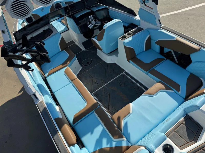 Slide: The Image of Tigé 24RZX 2024 - 11