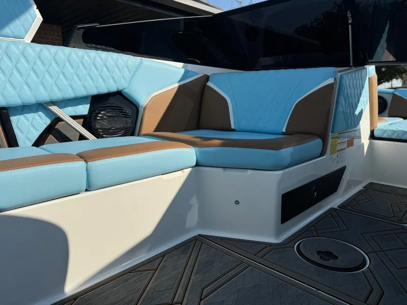 Slide: The Image of Tigé 24RZX 2024 - 14