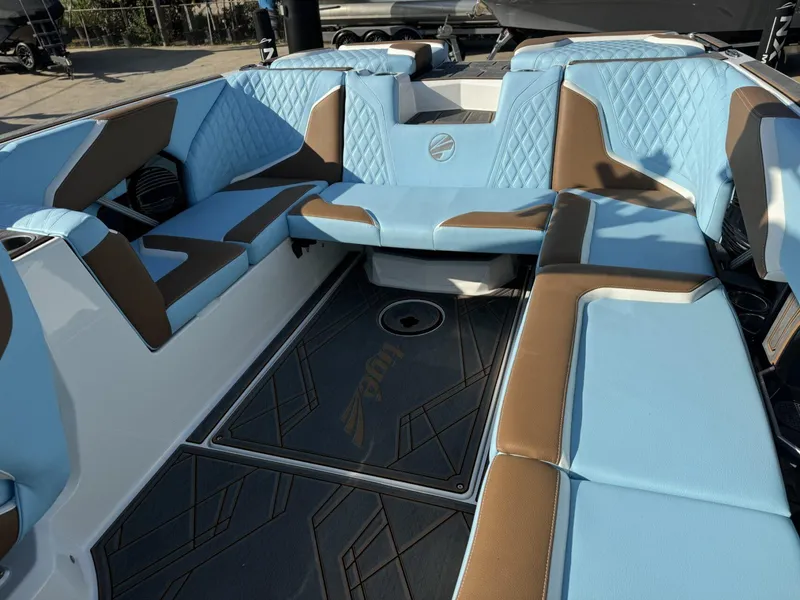 Slide: The Image of Tigé 24RZX 2024 - 17