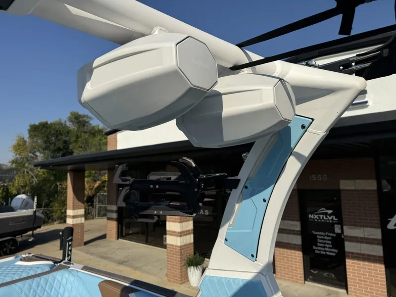 Slide: The Image of Tigé 24RZX 2024 - 18