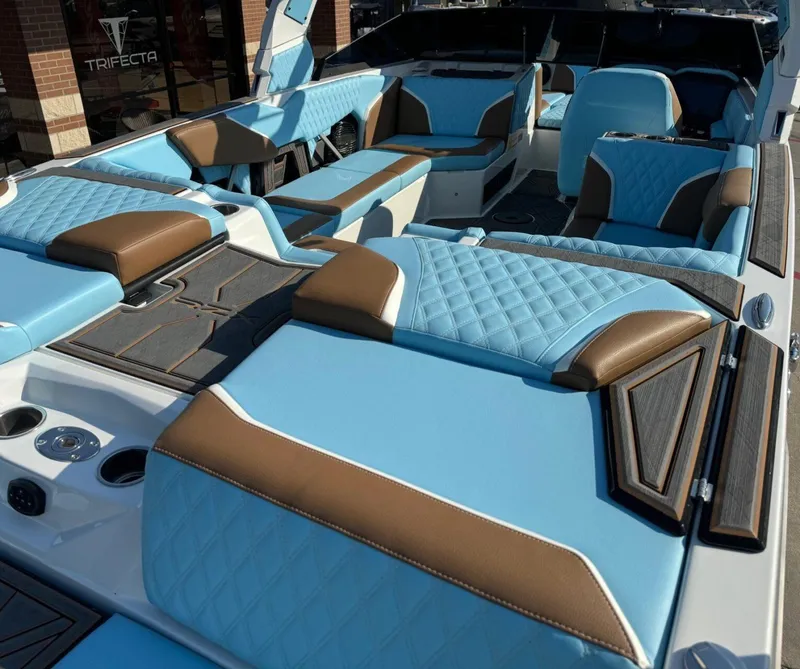 Slide: The Image of Tigé 24RZX 2024 - 9