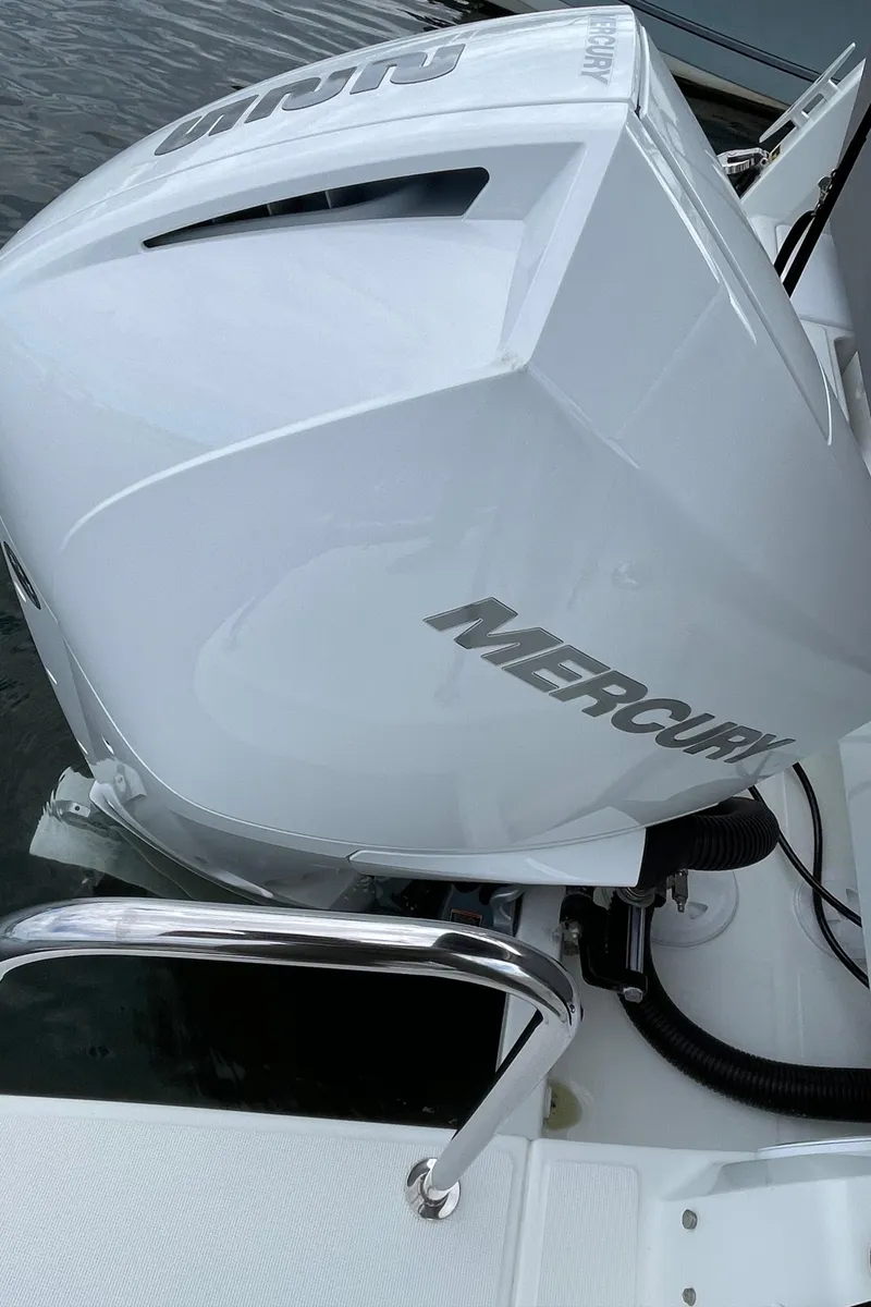 Slide: The Image of Mercury Verado 225 XL in White - 4