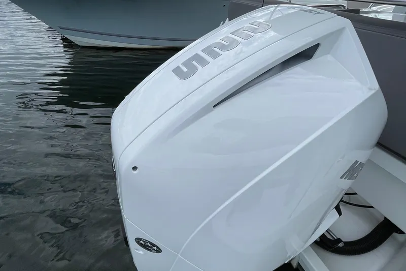 Slide: The Image of Mercury Verado 225 XL in White - 5