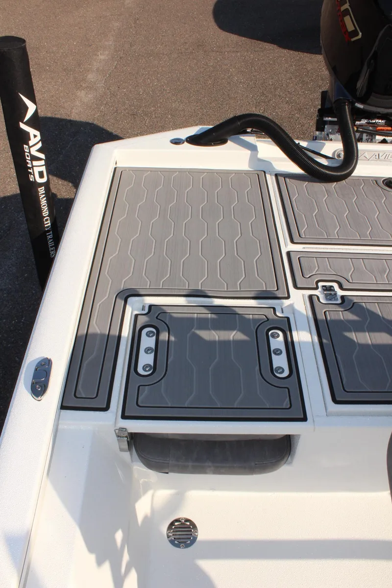 Slide: The Image of 2025 Avid 23 FSX boat deck with sleek design and modern features. - 16