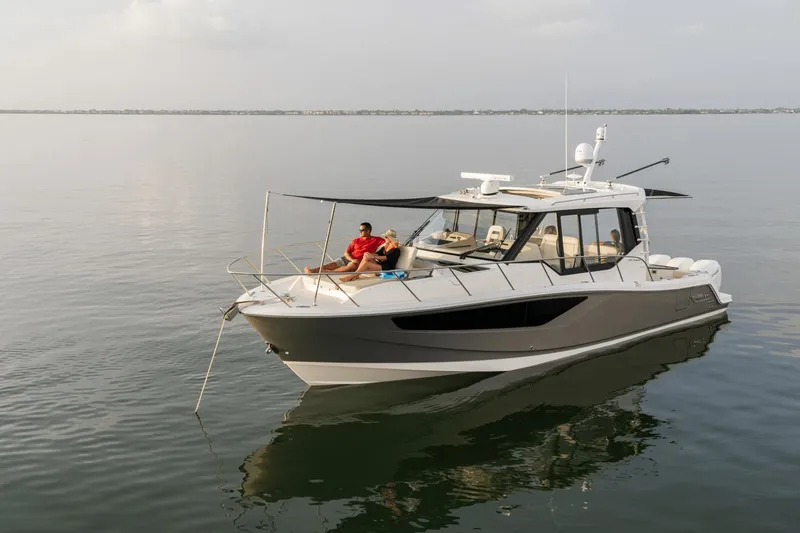 Slide: The Image of Boston Whaler 405 Conquest 2025 - 20