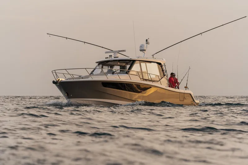 Slide: The Image of Boston Whaler 405 Conquest 2025 - 33