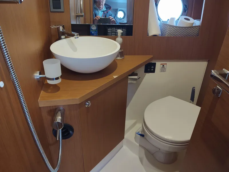 Slide: The Image of Lazybones Aft head and shower  - 20