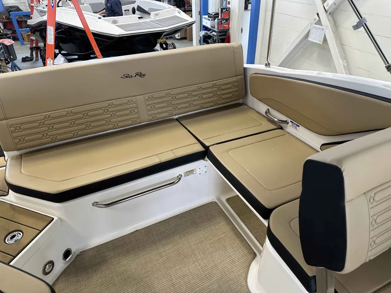 Slide: The Image of Sea Ray SPX 210 2025 - 4