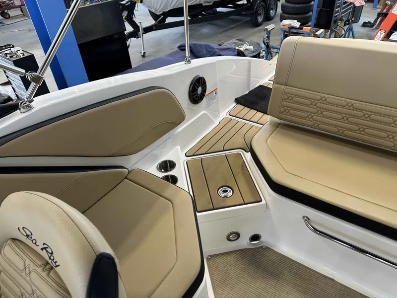 Slide: The Image of Sea Ray SPX 210 2025 - 5