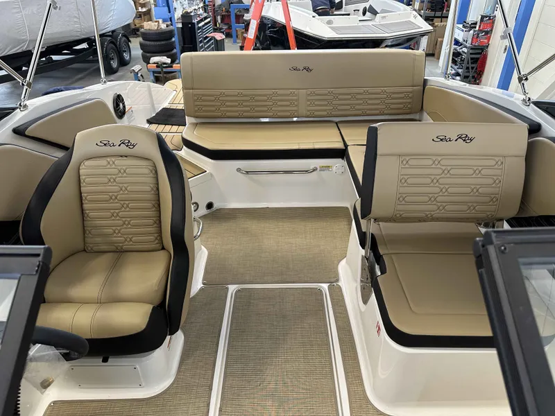 Slide: The Image of Sea Ray SPX 210 2025 - 6