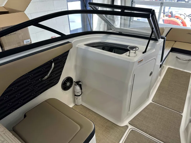 Slide: The Image of Sea Ray SPX 210 2025 - 8