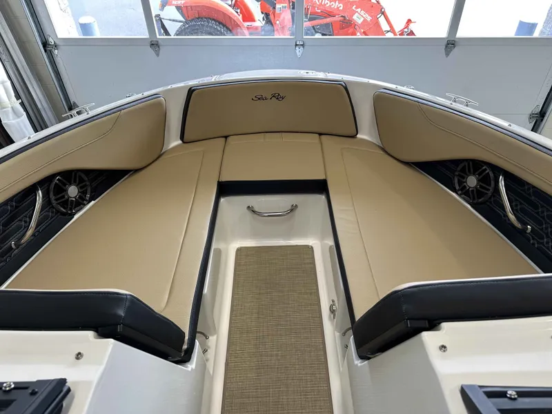 Slide: The Image of Sea Ray SPX 210 2025 - 9