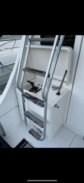 Slide: The Image of 1989 Luhrs 320 Tournament boat ladder and storage compartment. - 10