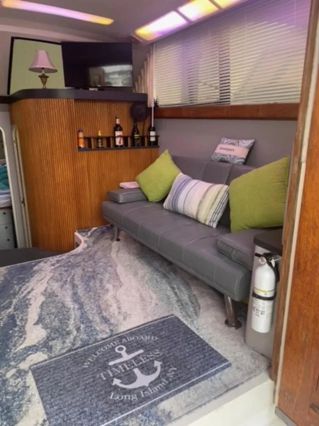 Slide: The Image of 1989 Luhrs 320 Tournament interior with cozy seating and nautical decor. - 19