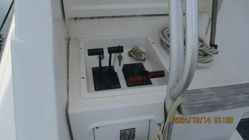 Slide: The Image of 1989 Luhrs 320 Tournament boat controls with keys and ropes. - 2
