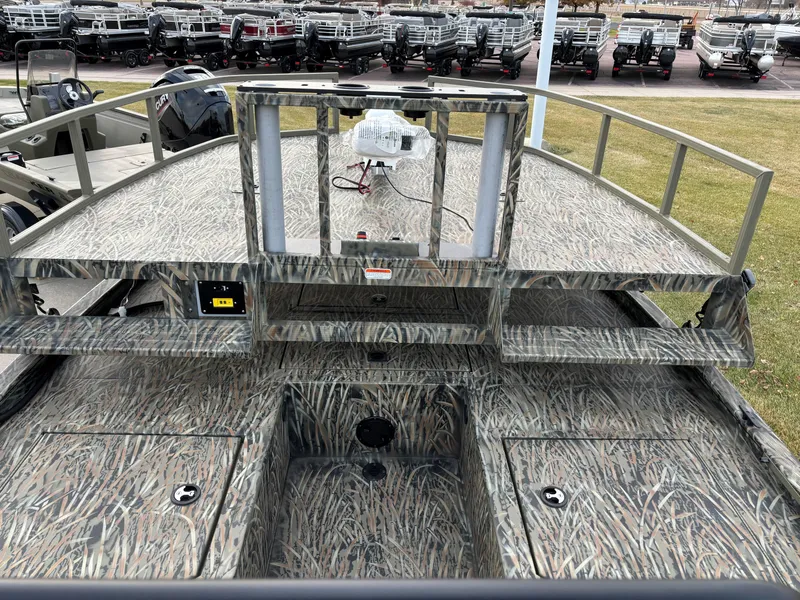 Slide: The Image of 2025 Tracker Grizzly 2072 CC Sportsman boat with camouflage deck design. - 6