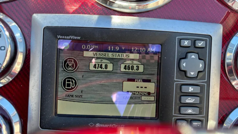 Slide: The Image of SmartCraft VesselView display on 2008 Fountain 47 Lightning showing fuel status and tank capacity. - 45
