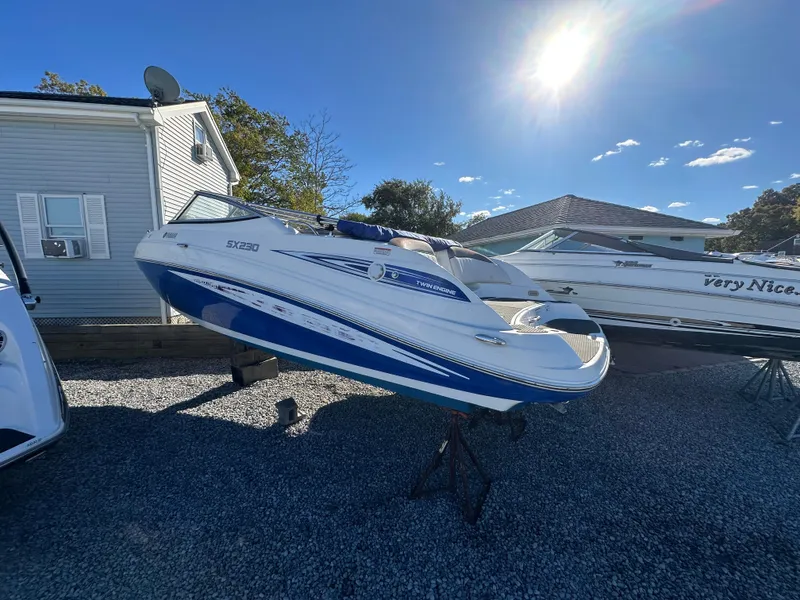 Slide: The Image of 2008 Yamaha Boats SX230 on display under a clear blue sky. - 3