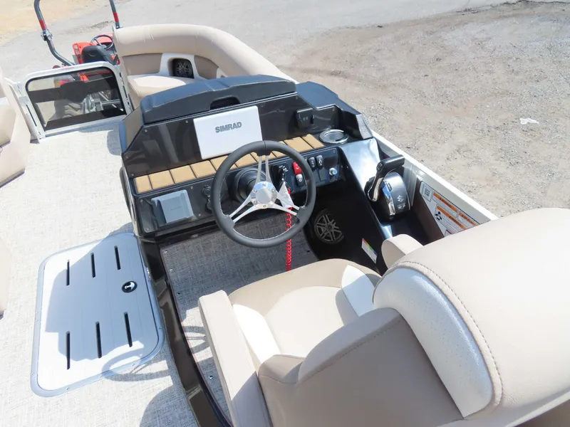 Slide: The Image of Premier 230 Solaris RL 2025 - 18