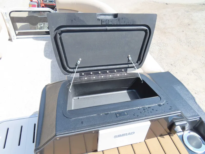 Slide: The Image of Premier 230 Solaris RL 2025 - 19