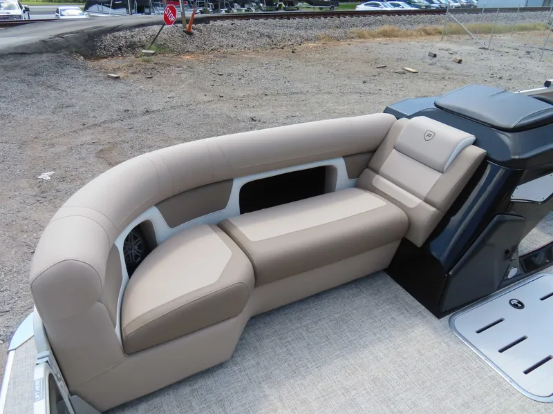 Slide: The Image of Premier 230 Solaris RL 2025 - 8