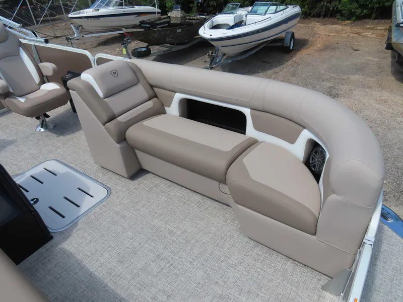 Slide: The Image of Premier 230 Solaris RL 2025 - 9