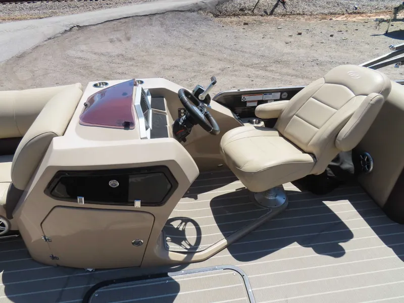 Slide: The Image of SeaArk 1752 Slayer X 2026 - 17