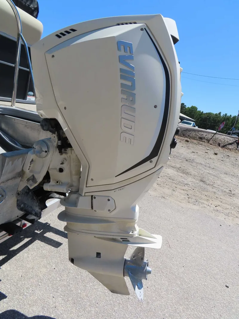 Slide: The Image of SeaArk 1752 Slayer X 2026 - 7