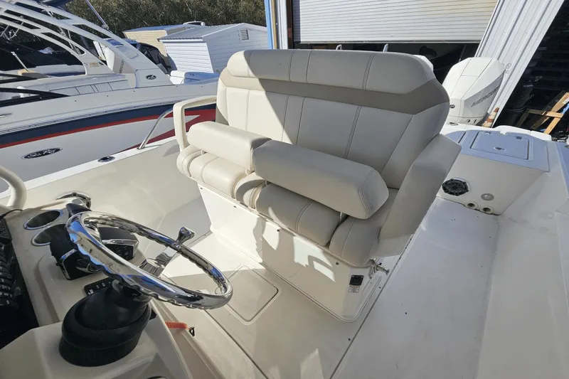 Slide: The Image of Boston Whaler 280 Dauntless 2023 - 16