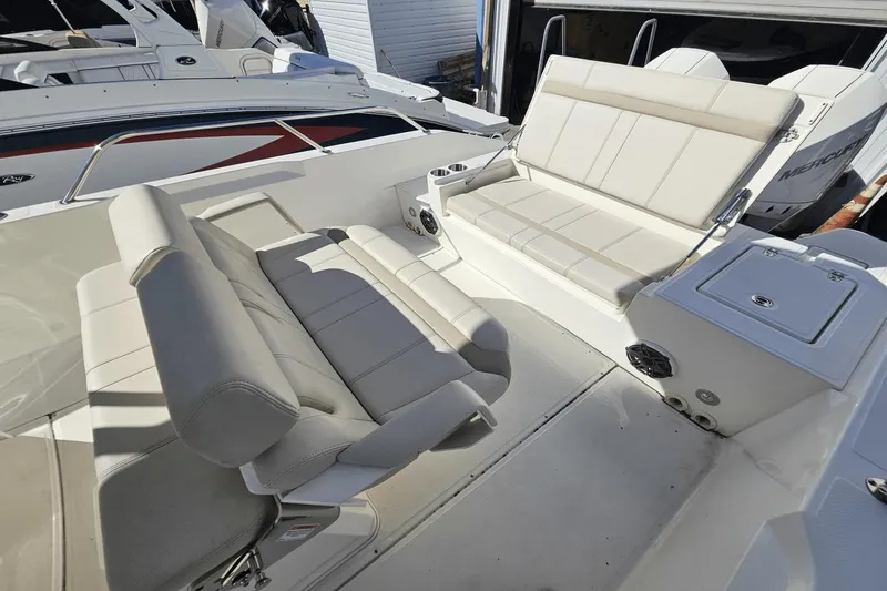 Slide: The Image of Boston Whaler 280 Dauntless 2023 - 18