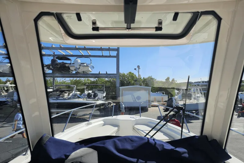 Slide: The Image of Boston Whaler 280 Dauntless 2023 - 28
