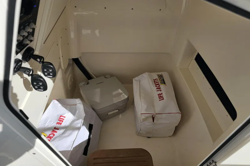 Slide: The Image of Boston Whaler 280 Dauntless 2023 - 30